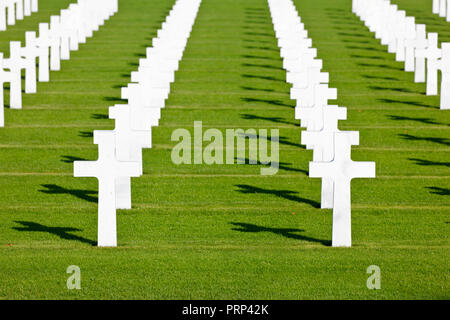 Die amerikanische Soldatenfriedhof Henri-Chapelle in der Nähe von Aubel in Belgien mit weiße Kreuze in Zeilen. Stockfoto