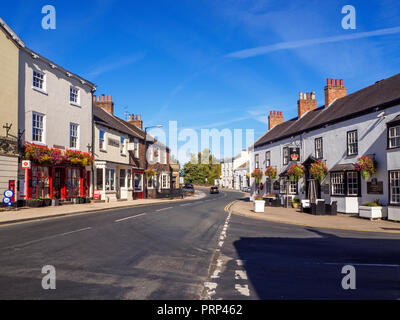 Lokale Geschäfte und das Crown Hotel am Pferderassen in Boroughbridge North Yorkshire England Stockfoto