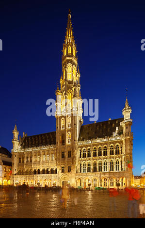 Das berühmte Rathaus von Brüssel, Hotel de Ville mit Nacht blauer Himmel und Beleuchtung. Mit einem Tilt und Shift Objektiv aufgenommen. Stockfoto