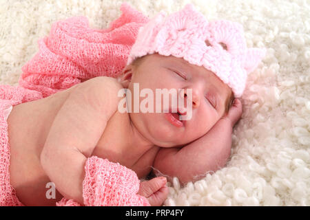 New Born Baby Mädchen schlafen, 9 Tage alt Stockfoto