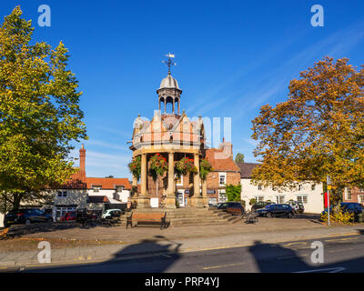 Der Brunnen ehemalige Wasserpumpe in St James Square im frühen Herbst im Derby North Yorkshire England Stockfoto