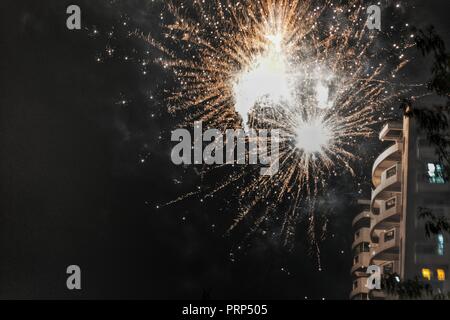 Feuerwerk platzen in Bangalore bei Deepavali Stockfoto