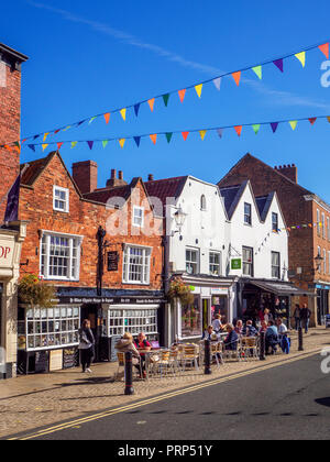 Menschen außerhalb der ältesten Apotheke und Lavendel Tee Zimmer in Knaresborough North Yorkshire England sitzen Stockfoto