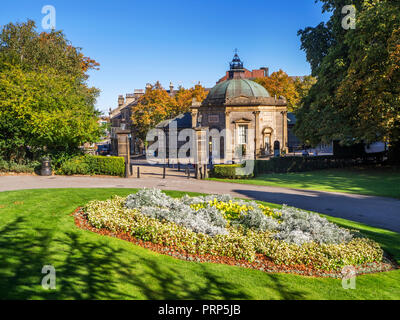 Royal Pump Room Museum von Valley Gardens im frühen Herbst in Harrogate, North Yorkshire England Stockfoto