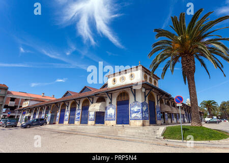 Santarem, Portugal. Mercado Municipal de Santarem oder Bauernmarkt von Santarem mit der traditionellen portugiesischen blauen Kacheln Azulejos verziert genannt Stockfoto