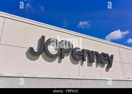 JCPenney oder JC Penney Gebäude-auunterzeichnen und Corporate Logo in Montgomery, Alabama, USA. Stockfoto