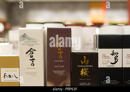 Bukarest, Rumänien - 17. Juni 2018: Nahaufnahme von Japanischer Whisky Flaschen Kurayoshi, Chita, Yamazakura und Akashi Marken in Verpackungen Boxen mit unterschiedliche Stockfoto