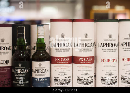 Bukarest, Rumänien - 17. Juni 2018: Nahaufnahme von laphroaig Islay Single Malt Scotch Whisky Flaschen und Verpackungen Boxen mit verschiedenen Geschmacksrichtungen und Label Stockfoto