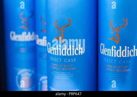 Bukarest, Rumänien - 17. Juni 2018: Nahaufnahme von Glenfiddich Single Malt Scotch blaue Verpackung Kisten in den Regalen der Supermärkte Stockfoto