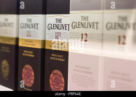 Bukarest, Rumänien - 17. Juni 2018: Detailansicht der Glenlivet Single Malt Scotch Whisky Verpackung Kisten mit verschiedenen Geschmacksrichtungen und Label Design standin Stockfoto