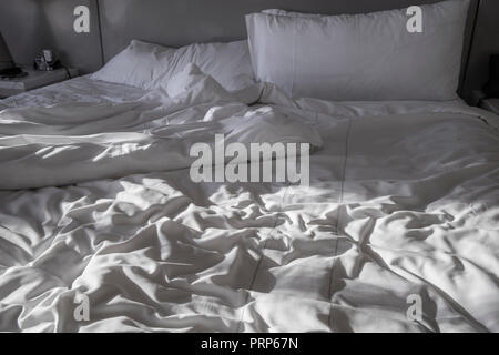 Bett und schlief in Blätter Morgensonne Stockfoto