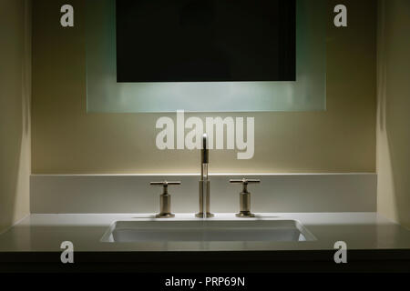 Modernes Badezimmer Waschbecken mit Wasser läuft Stockfoto