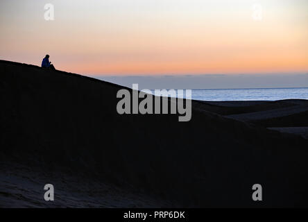 Silhouette am Sonnenaufgang in den Dünen von Maspalomas, Kanarische Inseln, am frühen Morgen, Stockfoto