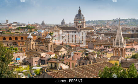 Panoramablick von der Pincio Terrasse mit der Kuppel der Basilika von Ambrogio e Carlo Al Corso, Rom, Italien. Stockfoto