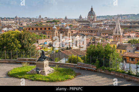 Panoramablick von der Pincio Terrasse mit der Kuppel der Basilika von Ambrogio e Carlo Al Corso, Rom, Italien. Stockfoto