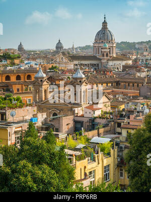 Panoramablick von der Pincio Terrasse mit der Kuppel der Basilika von Ambrogio e Carlo Al Corso, Rom, Italien. Stockfoto