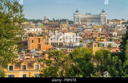 Panoramablick von der Villa Medici, mit der Vittorio Emanuele II-Denkmal im Hintergrund. Rom, Italien. Stockfoto