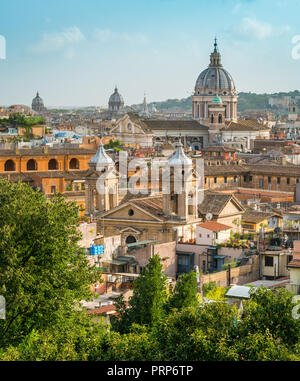 Panoramablick von der Pincio Terrasse mit der Kuppel der Basilika von Ambrogio e Carlo Al Corso, Rom, Italien. Stockfoto