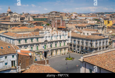 Panoramischer Anblick in Catania von der Kuppel der Badia di Sant' Agata, mit der Kirche von San Benedetto Fassade und der Kuppel von San Nicolò l'Arena. Sizilien. Stockfoto