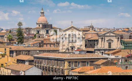 Panoramischer Anblick in Catania von der Kuppel der Badia di Sant' Agata, mit der Kirche von San Benedetto Fassade und der Kuppel von San Nicolò l'Arena. Sizilien. Stockfoto