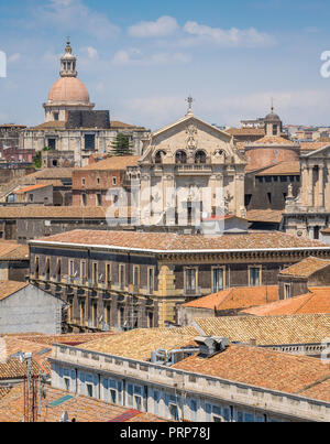 Panoramischer Anblick in Catania von der Kuppel der Badia di Sant' Agata, mit der Kirche von San Benedetto Fassade und der Kuppel von San Nicolò l'Arena. Sizilien. Stockfoto