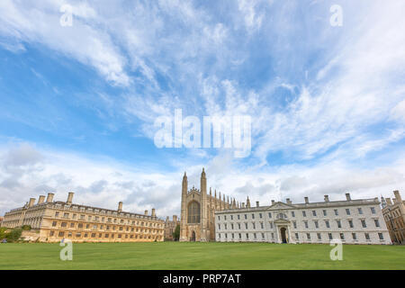 Blauen bewölkten Himmel über das Äußere des King's College und Clare College an der Universität Cambridge, England, UK, wie vom Fluss Cam gesehen. Stockfoto