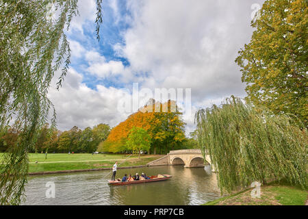 Punting on the River Cam weiter die Brücke von Trinity College an der Universität Cambridge, England, UK. Stockfoto