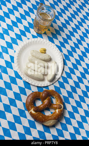 Ansicht von oben segelte Brezel, Weißwurst und Bier am Tisch das bayerische Oktoberfest zu feiern. Stockfoto