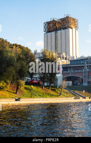 Blick auf das Gebäude des Präsidiums der Russischen Akademie der Wissenschaften und Puschkinskaja Damm des Gorky Park in der Nähe der Neuen Brücke in Andreyevsky Mosc Stockfoto