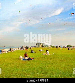 Singapur - Jan 15, 2017: Leute, die Spaß und Erholung im Marina Barrage in Singapur. Stockfoto