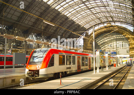 Die Menschen in den Zug einsteigen am Frankfurter Hauptbahnhof. Deutschland Stockfoto