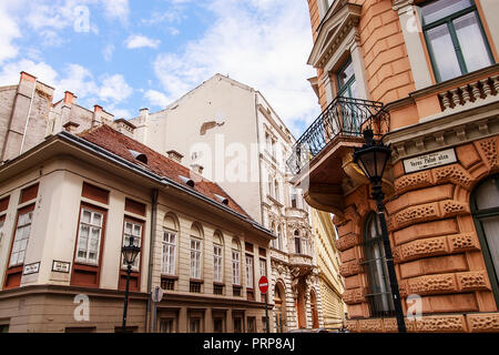 Details der einzelnen Altstadt Gebäude von Veres Palne Strasse (Veres Pálné utca) in der Altstadt von Budapest, Ungarn, Osteuropa. Stockfoto