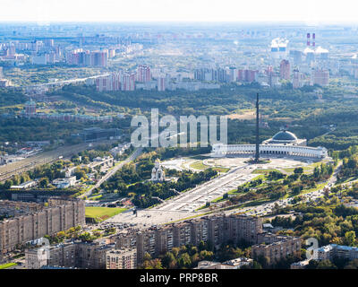 Luftaufnahme der Gedenkstätte Victory Park auf Poklonnaya Hügel von Observation Deck hohe Port 354 in Moskau Stadt im sonnigen Herbst Abend Stockfoto