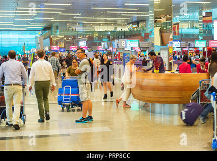Singapur - Jan 13, 2017: Menschen bei internationalen Flughafen Changi in Singapur. Changi Airport dient mehr als 100 Fluggesellschaften, die 6.100 Woche Stockfoto
