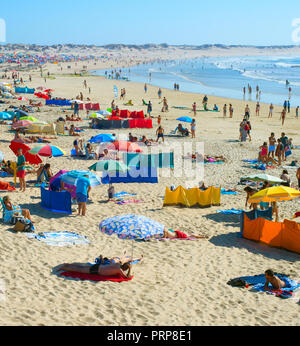 BALEAL, PORTUGAL - 11.August 2017: Menschen Ruhe am Strand. Portugal ist ein Reiseziel für den wunderschönen Strände. Stockfoto