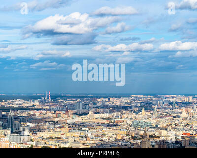 Luftaufnahme von Zentrum und nordöstlich von Moskau vom Observation Deck hohe Port 354 in Moskau Stadt im sonnigen Herbst Abend Stockfoto