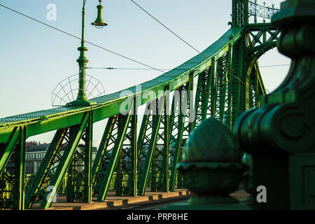 Detail der Liberty Bridge oder Brücke der Freiheit, zwischen Buda und Pest über der Donau in Budapest, Ungarn, Osteuropa. Stockfoto