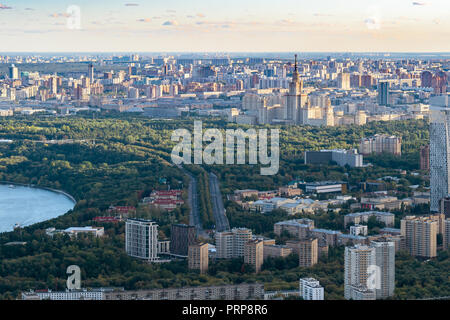 Luftaufnahme der südwestlich von Moskau mit MSU Universität Gebäude in Sparrow Hügeln Park von Observation Deck hohe Port 354 in der Stadt Moskau im Herbst Sonne Stockfoto