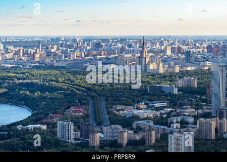 Luftaufnahme der südwestlich von Moskau mit MSU Universität Hochhaus in Sparrow Hügeln Park von Observation Deck hohe Port 354 in der Stadt Moskau im Herbst s Stockfoto