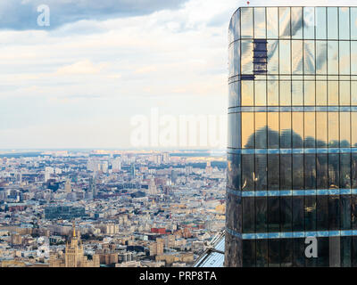 Luftaufnahme von Zentrum von Moskau vom Observation Deck hohe Port 354 in der Stadt Moskau im Herbst Sonnenuntergang Stockfoto