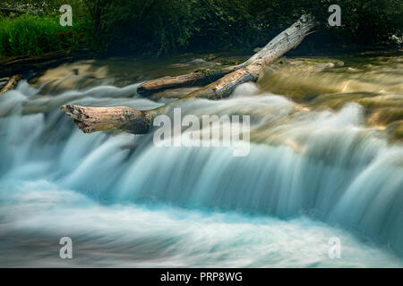 Gefallen Anmelden mit verschwommenen Wasser Niagara River, New York, USA Stockfoto