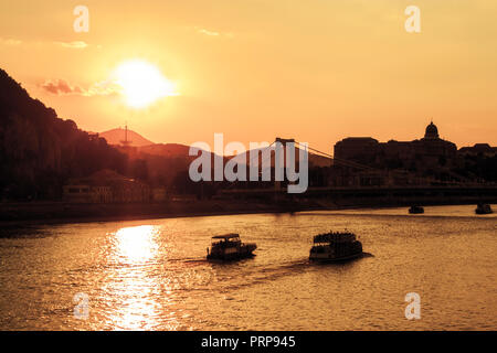 Sonnenuntergang über Budapest mit der Silhouette auf den Gellertberg, die Elizabeth Bridge und die Burg von Buda. Ungarn, Osteuropa Stockfoto