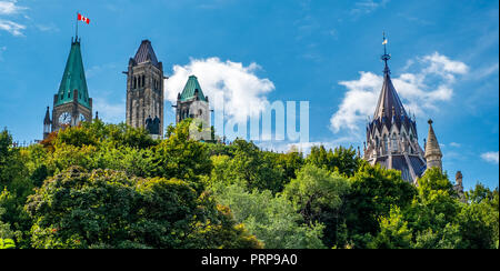 Eine interessante Sicht auf den Gipfeln der kanadischen Parlament Gebäude einschließlich des Peace Tower und die Bibliothek, die sich über die Bäume mit einem BEAUT Stockfoto