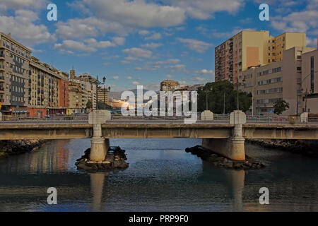 Brücke über Fluss Guadalmedina, mit Apartment Gebäude auf der Seite und die Berge auf der Rückseite Malaga Stockfoto