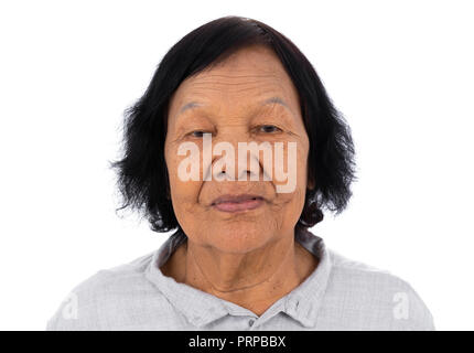 Asiatische ältere Frau auf einem weissem Hintergrund Stockfoto