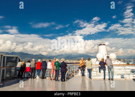 Kreuzfahrtschiff Passagiere warten, die Segel zu setzen, die an Bord der Holland America Schiff der Volendam, Vancouver, British Columbia, Kanada. Stockfoto