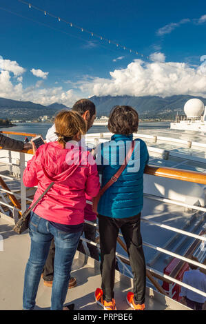 Kreuzfahrtschiff Passagiere warten, die Segel zu setzen, die an Bord der Holland America Schiff der Volendam, Vancouver, British Columbia, Kanada. Stockfoto