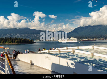 Kreuzfahrtschiff Passagiere warten, die Segel zu setzen, die an Bord der Holland America Schiff der Volendam, Vancouver, British Columbia, Kanada. Stockfoto