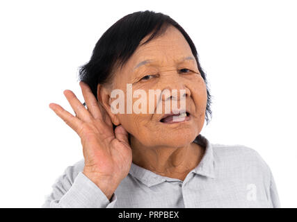 Ältere Frau Anhörung auf weißem Hintergrund Stockfoto