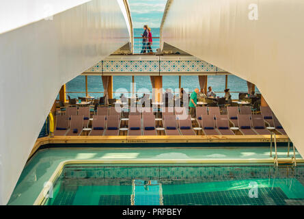 Lido Deck Swimmingpool unter Klappdach. Die Volendam, Holland America R Klasse Kreuzfahrtschiff, in Vancouver, British Columbia, Kanada angedockt. Stockfoto